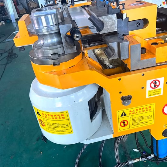 Manuelle hydraulische Rohrbiegemaschine für die Sammelschienenverarbeitung. Rohrbiegemaschine